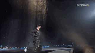 稚嫩地出道了 rain进军了好莱坞后,还出了一首《love story》 rain 那