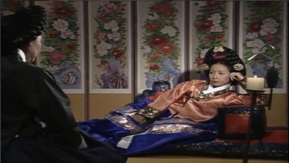仁嫔召见大殿尚宫,坐姿慵懒,并扔出一个钱袋子,企图收买大殿尚宫