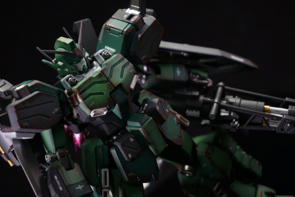 重武装高达以wing zero为设计原型研发,用于歼灭战方面的高性能试作