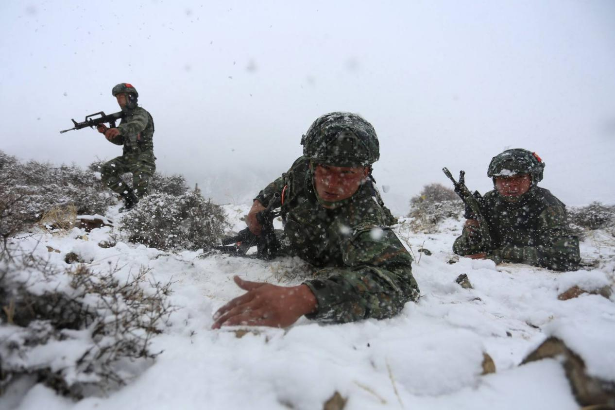 图为中国军人抗寒训练