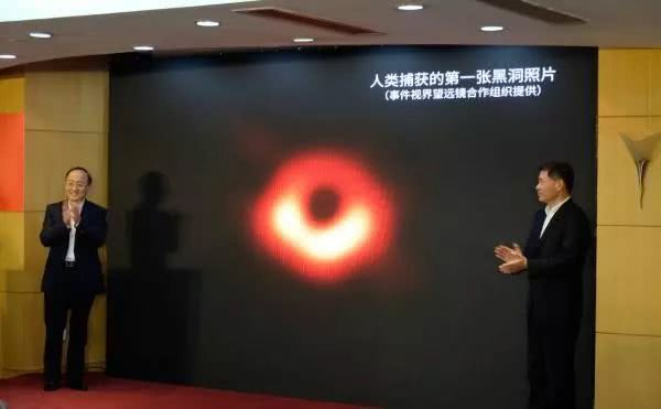 黑洞照片被玩坏,其实我们每个人身边都存在黑