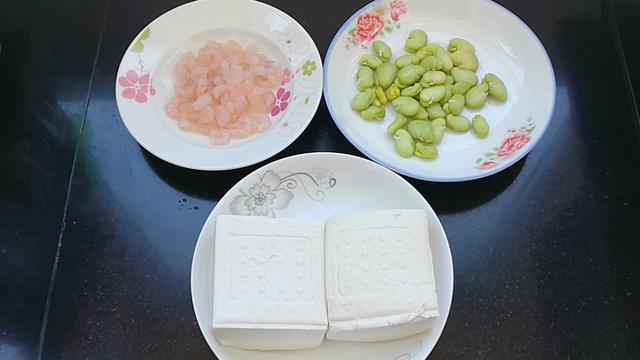 材料: 嫩豆腐2块,去皮蚕豆米100克,虾仁150克,香葱1棵,生姜15克.