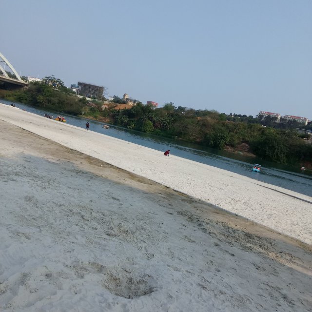 沙滩公园,江滨路可以通到这里,这里有沙子,如果不是看得到对岸,真的有