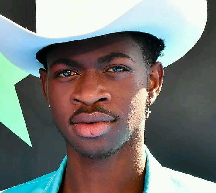 嘻哈歌手lil nas x(代表作《老城路old town road》)经推特宣布