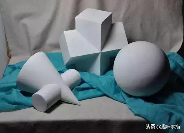 调子就是几何体的衣服 几何体结构决定几何体的形体结构 但是在画几何