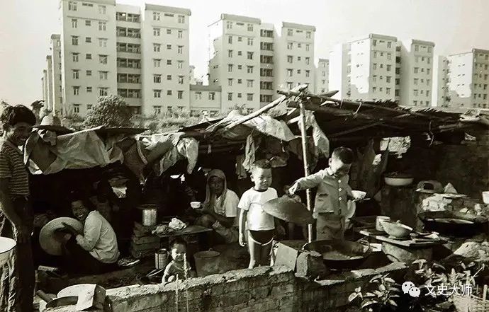 深圳老照片:90年代深圳"扫黄"场景,第一代打工妹素颜出镜