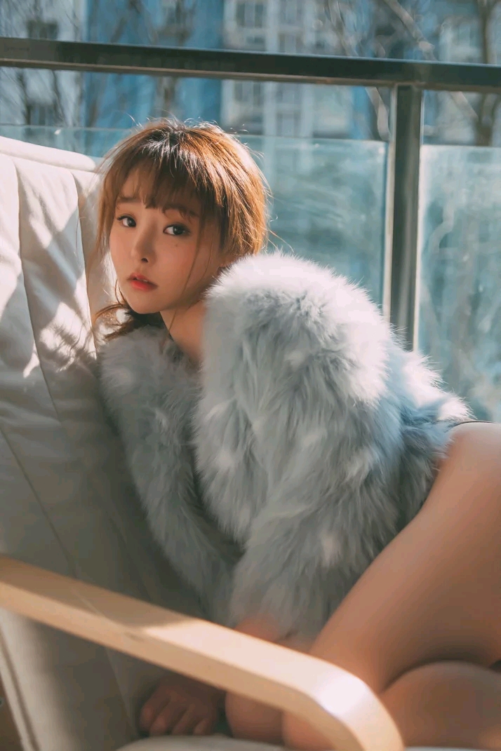 美女阳台日光浴