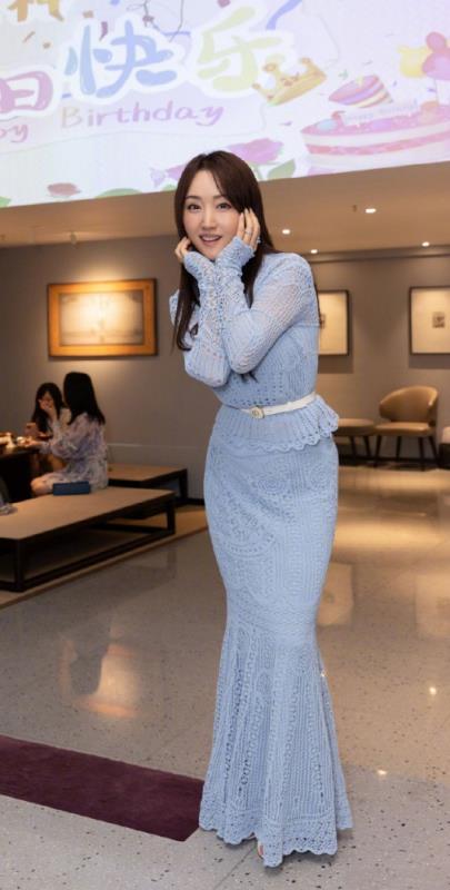 50岁的杨钰莹庆生!身穿紧身长裙秀身材,吸睛的是价值5600元腰带