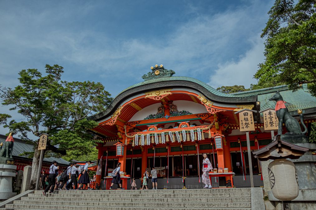 实拍日本最知名神社景点:游客众多却不收门票,传说起源于中国人