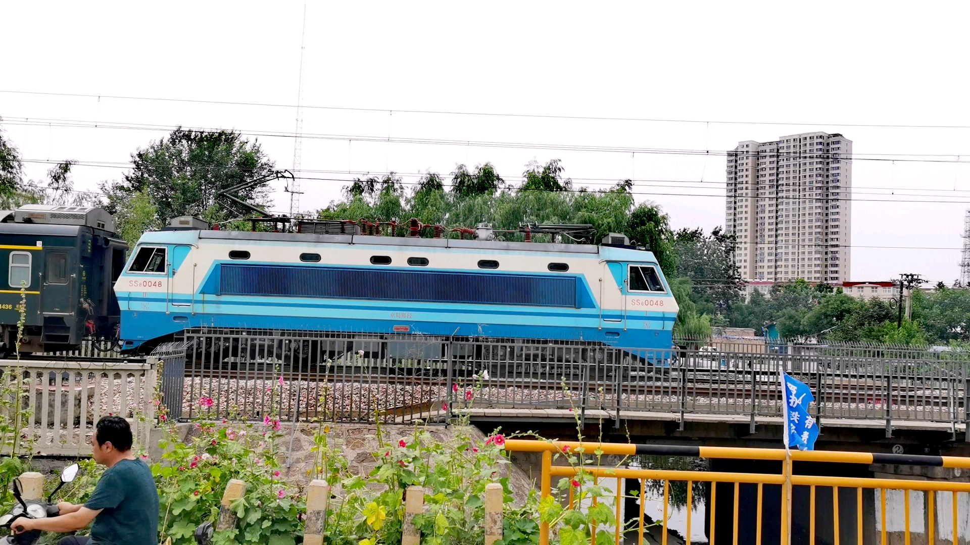 k5238由邯郸开往张家口列车通过河道桥,牵引机车是韶山八型电力机车.
