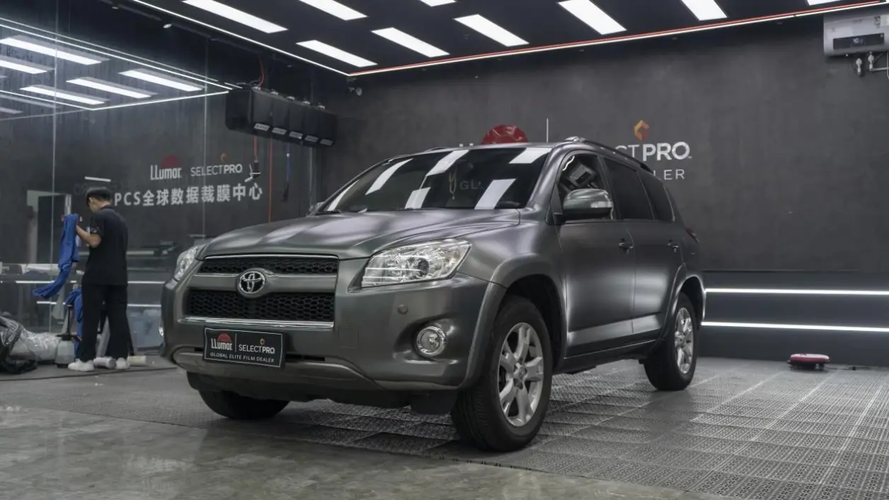天津汽车贴膜店丰田荣放七彩镭射灰改色案例分享