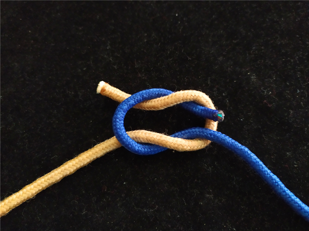 一种简单方便的绳头对接法,平结对接法