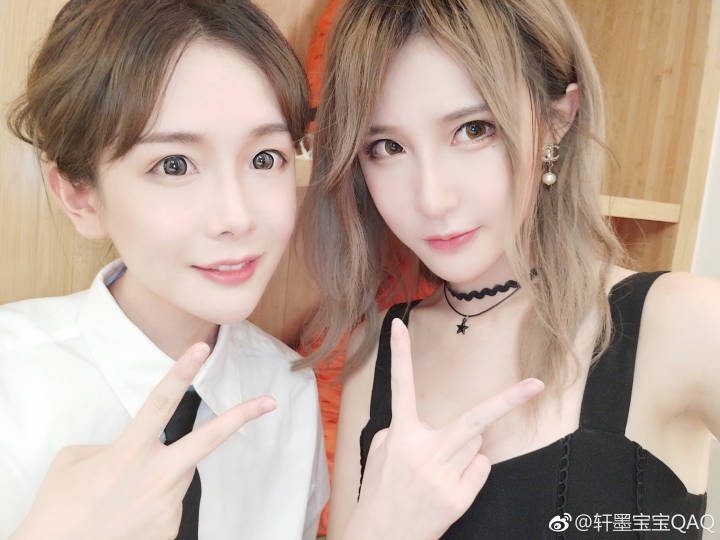 轩墨宝宝和众多美女的合照