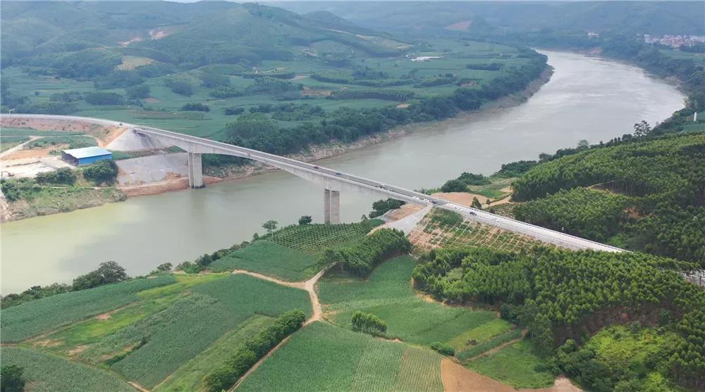 横跨红水河的黄兰大桥