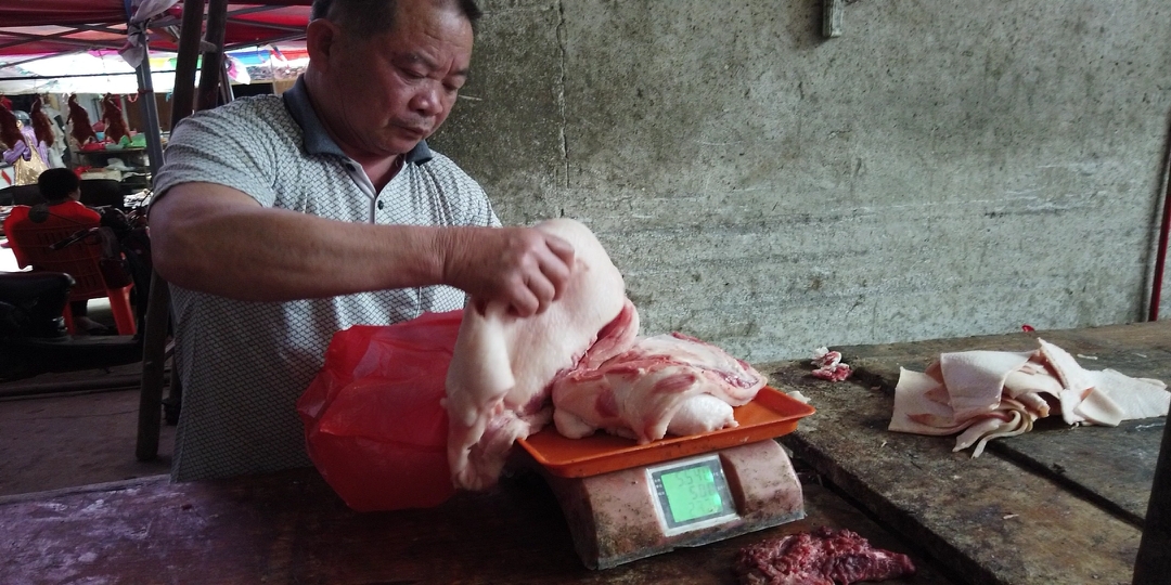 阿成赶到集市,进入了菜市场,和一个大爷级的猪肉佬买两块肥肉,大爷