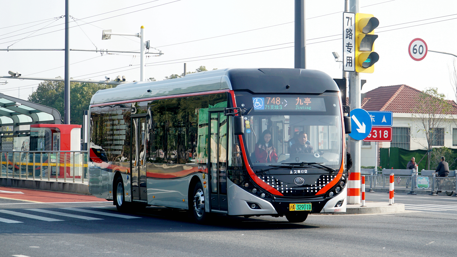 使用中运量涂装的巴士三公司748路(71路支线3)的宇通zk6125bevg59f