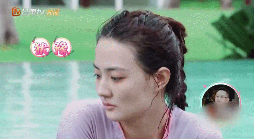 被惊艳了,难怪张铭恩会选她 gif 这张是节目中,张铭恩带徐璐游泳时的