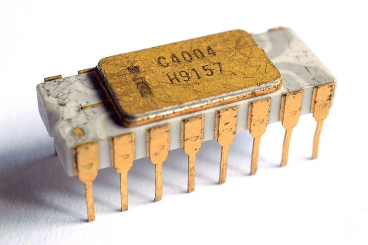 【世界上第一只cpu集成电路:intel 4004,基于硅的哦!】