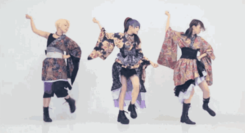 笔者还记得有一个同人的《极乐净土》的舞蹈视频,比原版的小姐姐的