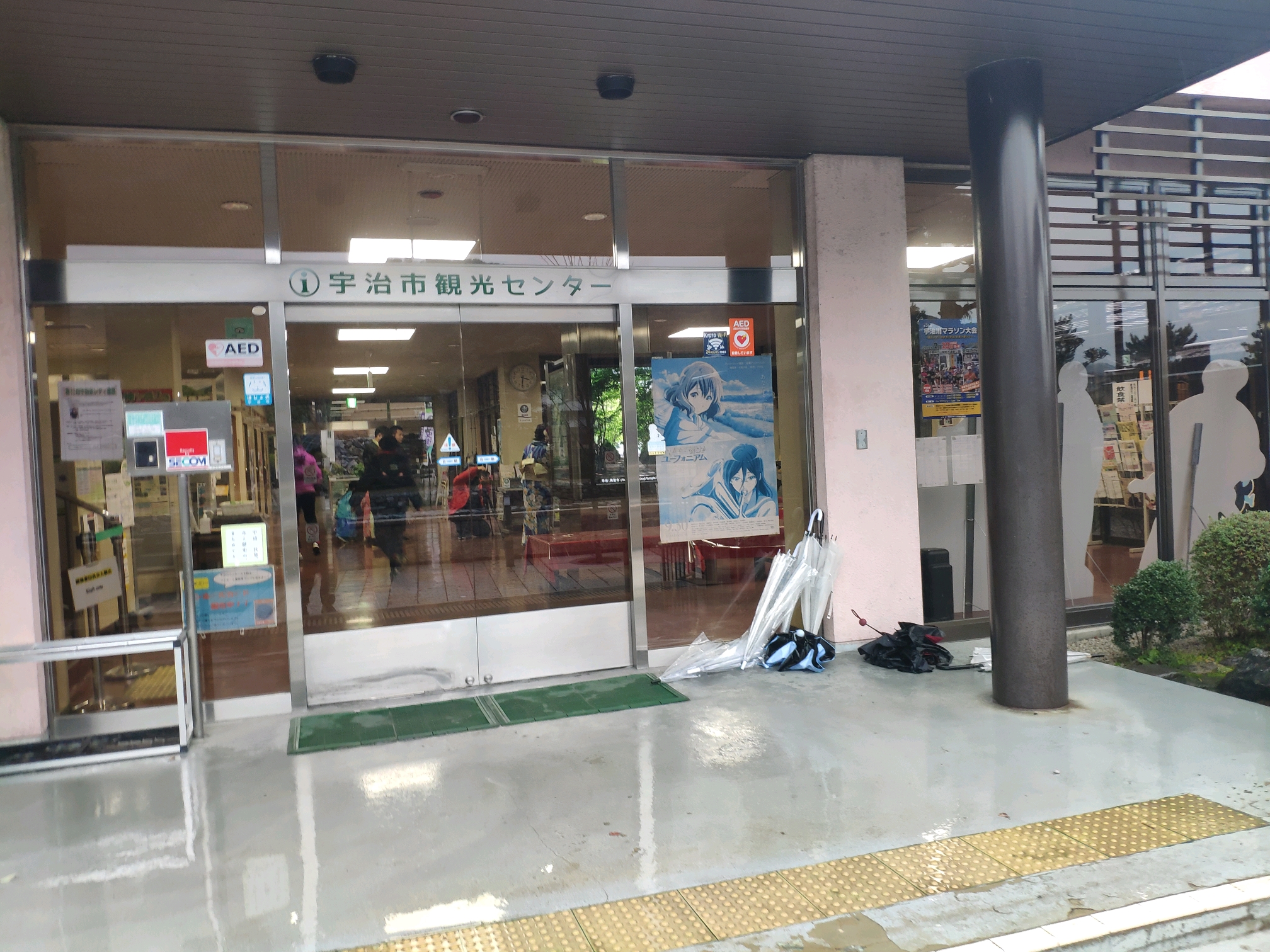 摆着留言簿的桌椅是从北宇治高中原型的学校里搬出来的,坐在桌前一时