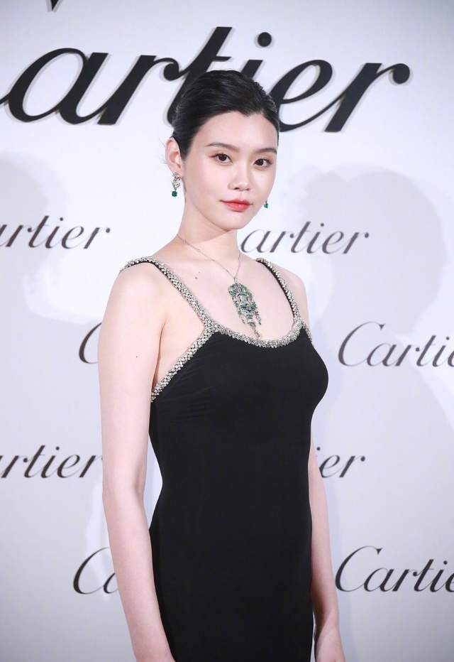 这还是自母亲节官宣怀二胎以来的首次露面,碍于年龄限制,奚梦瑶按照