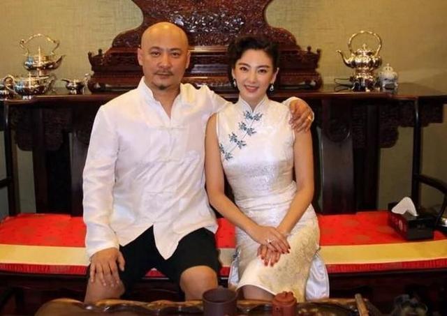 完全看不出比男方大九岁,就像同龄人一样,之前张雨绮男友都是比自己大