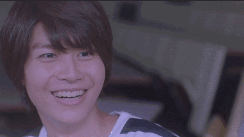 航平不笑的时候有些严肃,笑起来却宛如 地主般的傻儿子