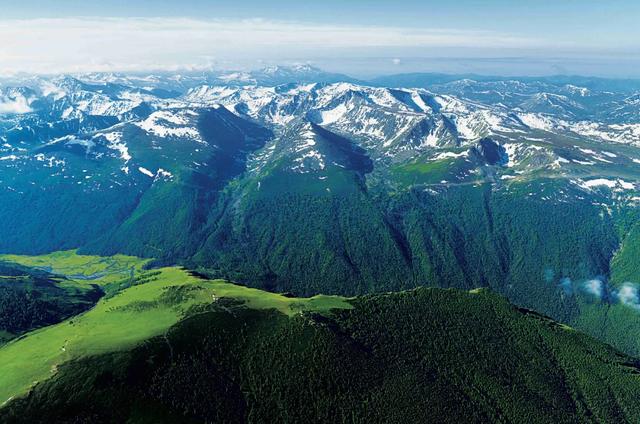 俄罗斯以及蒙古国的边境上,有着广袤的寒温带针叶林,亚高山草甸和山地