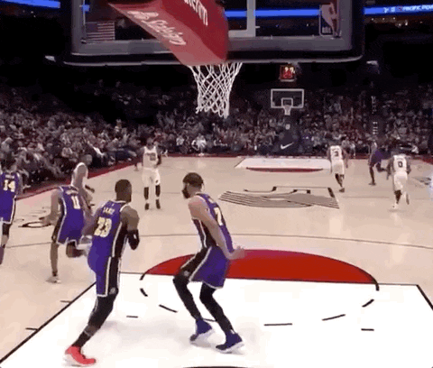 布拉德利浓眉相继得分,詹姆斯后场四分卫长传浓眉吃饼,湖人领先多达11