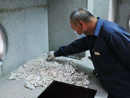 1,经常说骨灰骨灰,其实遗体火化后并不会变成"灰",而是变成小块的碎