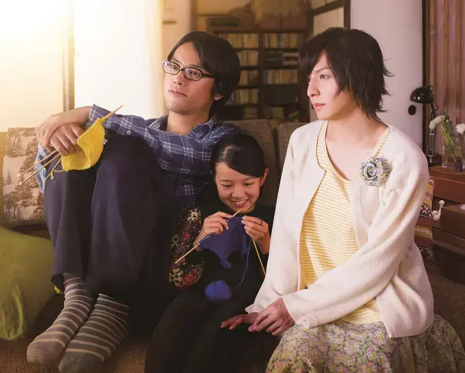 时候友子的母亲回来了，在一番的挣扎之后，友子还是回到了母亲的身边。主人公伦子是一个温柔的护工，得体的