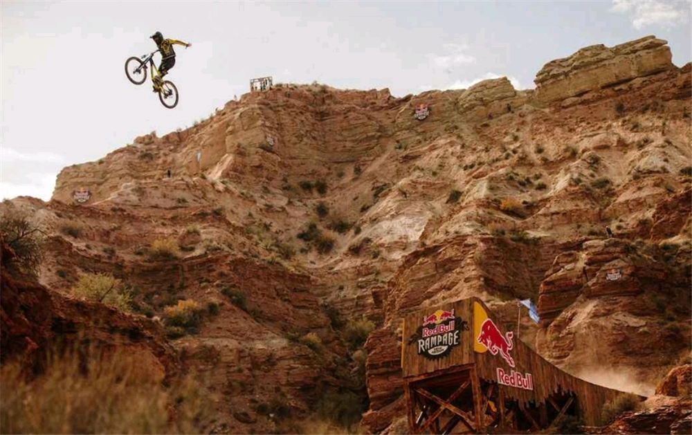 史上最恐怖红牛坠山赛，高达100万的奖金，但是没几个人敢来!