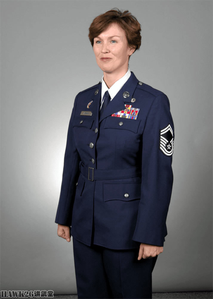这种设计的制服另一个形式就是作为罕见的特殊礼服而存在,专为空军