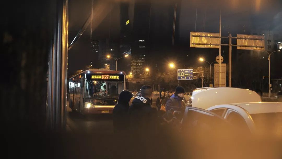 【野心视频】这辆公交车载着深夜下班疲倦的灵魂回家