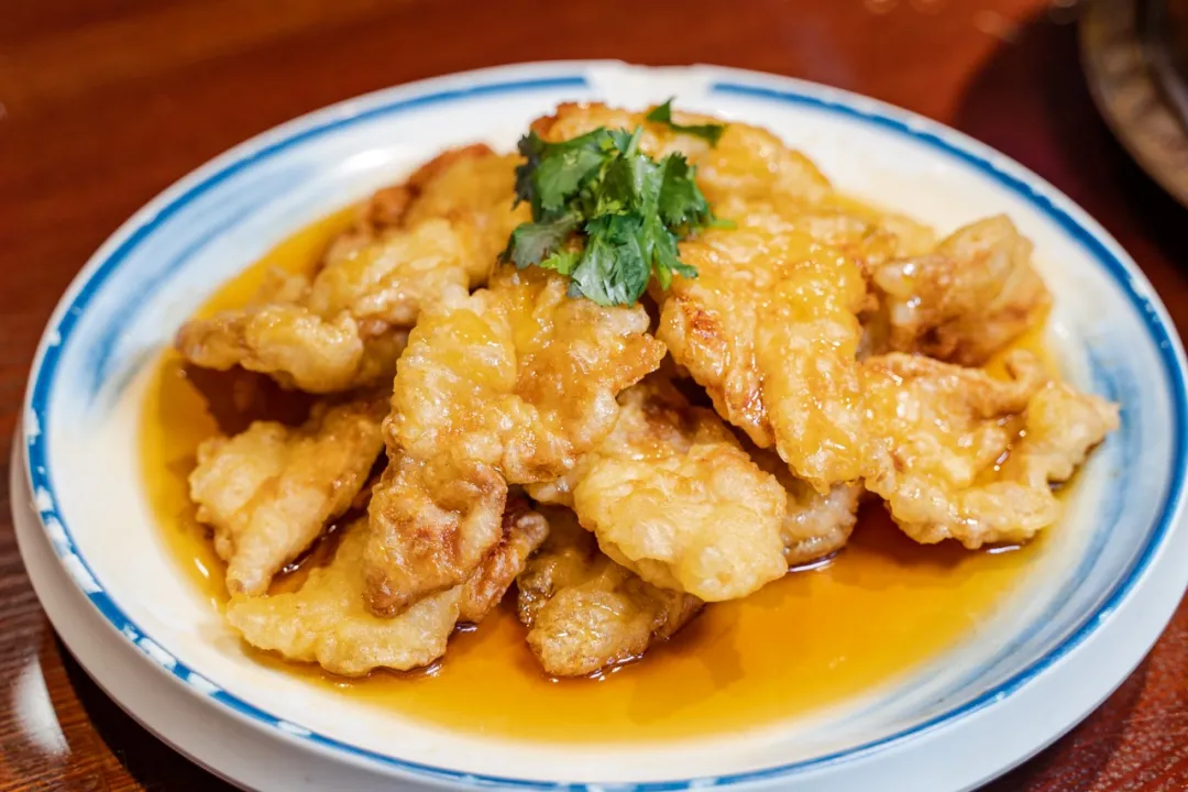 黑龙江的锅包肉用糖醋汁儿,上桌一股醋味儿,吸一口气儿呛嗓子,但调味