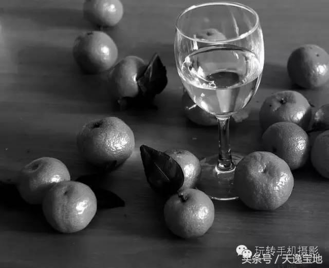 黄昏日暮时,晦暗不明的光线为静物特写的拍摄制造了天然的舞台和暧昧