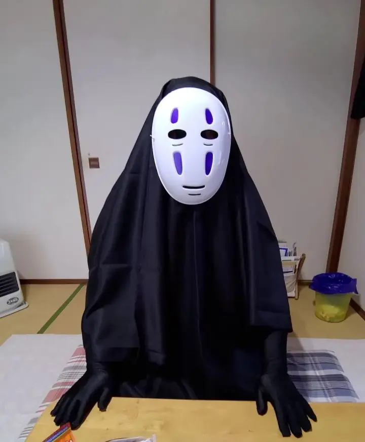 这就是宫崎骏里的千与千寻中的角色无面男！同时也是众多cos玩家的cos角色~然而，今天要介绍的正是这样一位cos者！一位来自日本的父亲的作品！