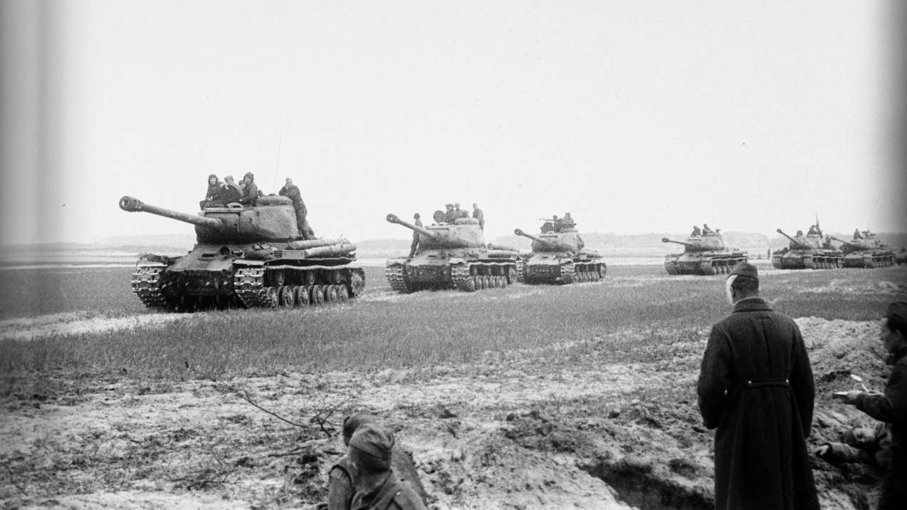 被俘的德国兵看着隆隆驶过的is-2纵队.图片摄于1945年4月.