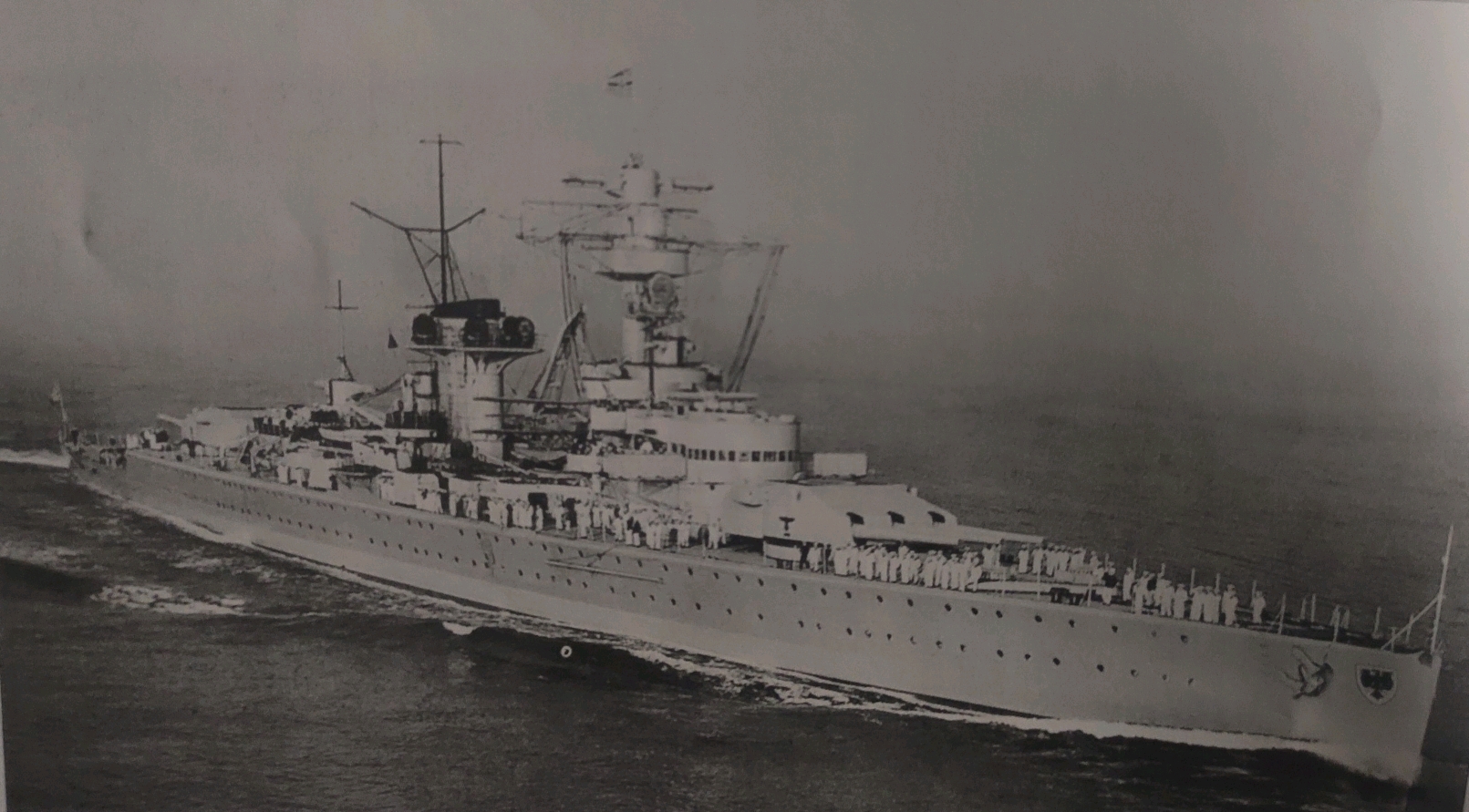 "德意志"号袖珍战列舰一共搭载有   6门sk c/28 280㎜