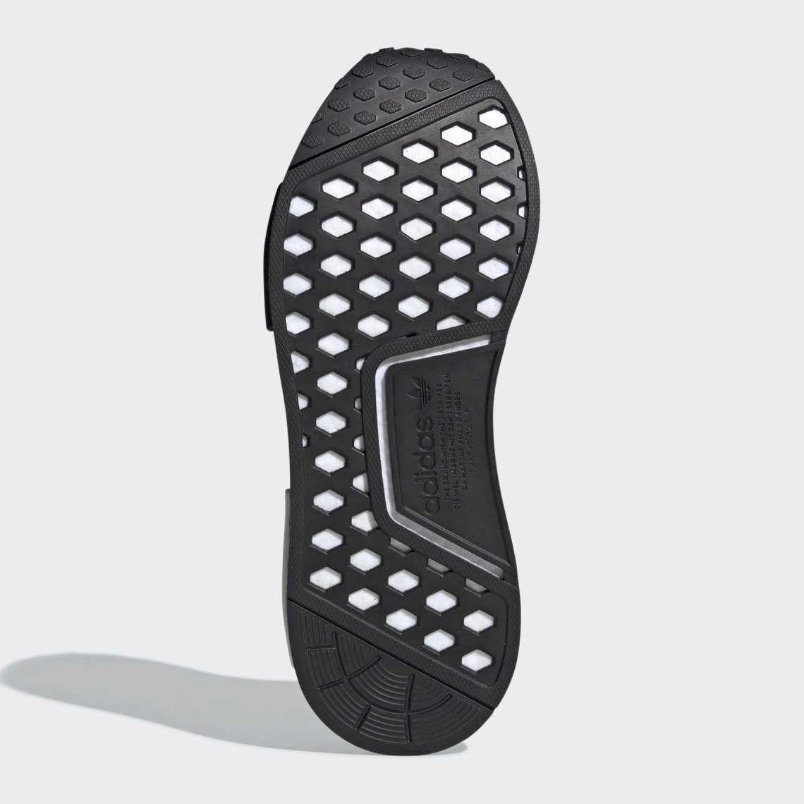 这对拥有一个黑体"nmd"拼写与鞋底后跟中增加是白色做对比,以更黑暗的
