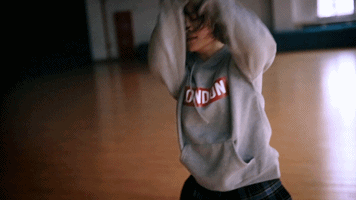 我怀疑妹子是不是专业的,不管是剪辑还是舞蹈都十分的有灵性.