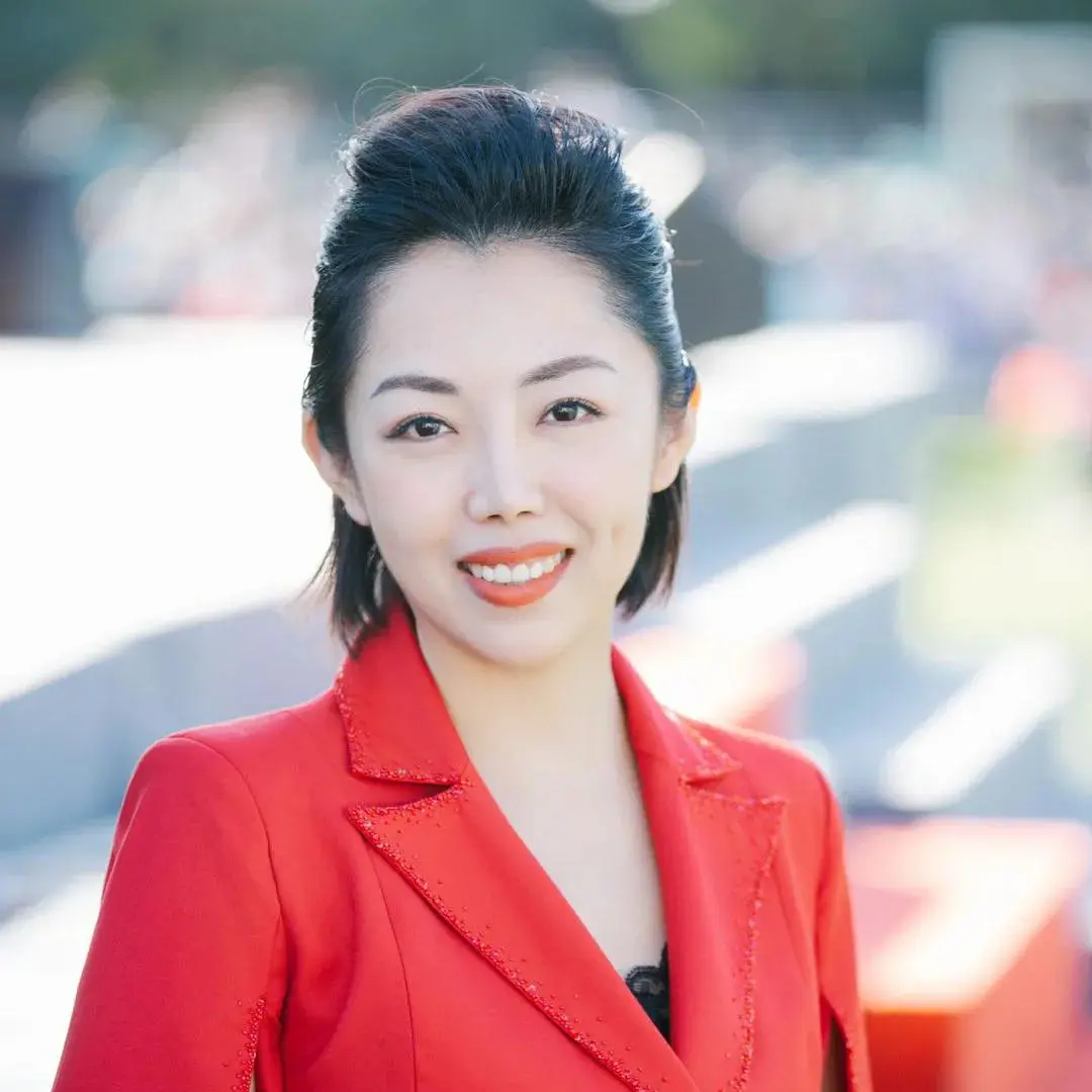 青年歌唱家李菲菲成央视跨年专业户，春节元旦好歌唱不停