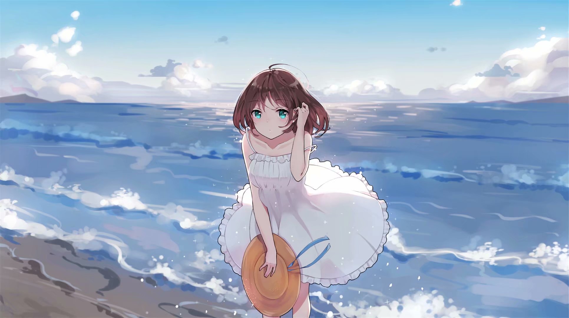 在大海的层层涟漪旁,白衣少女静静地望向远方
