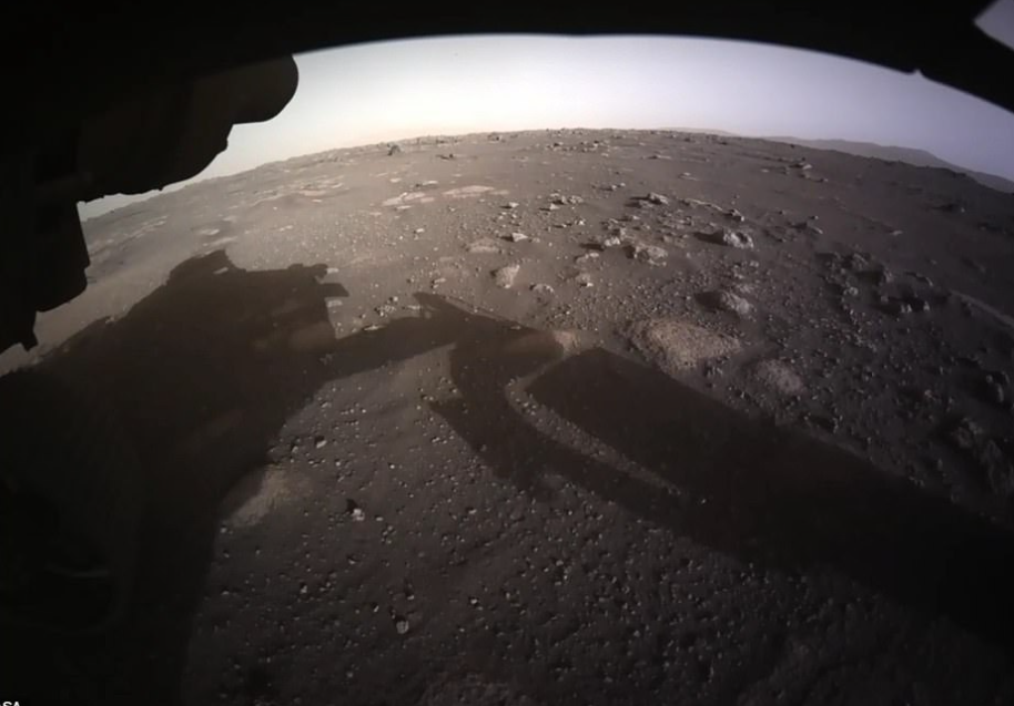 首张火星彩色照片被传回!nasa认为此处曾经有生命存在