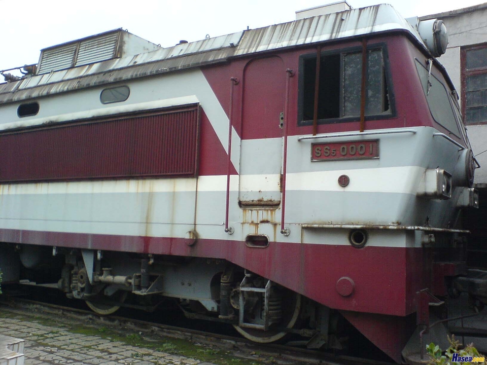 封存在郑州机务段内的韶山5-0001号机车