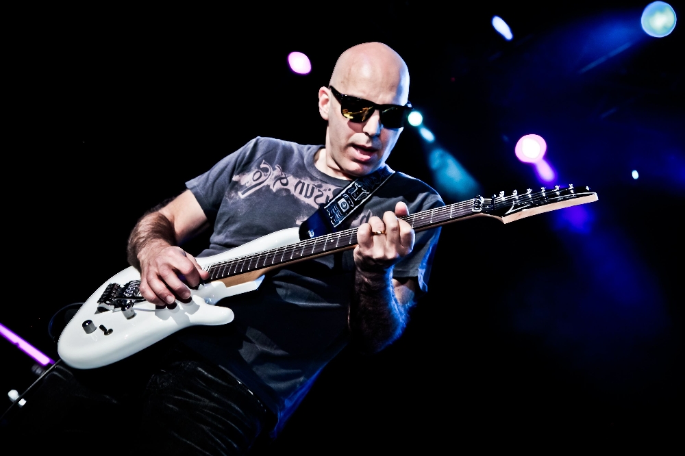 satriani不仅是位吉他演奏技术上的高手,他还将许多不寻常的音阶推广