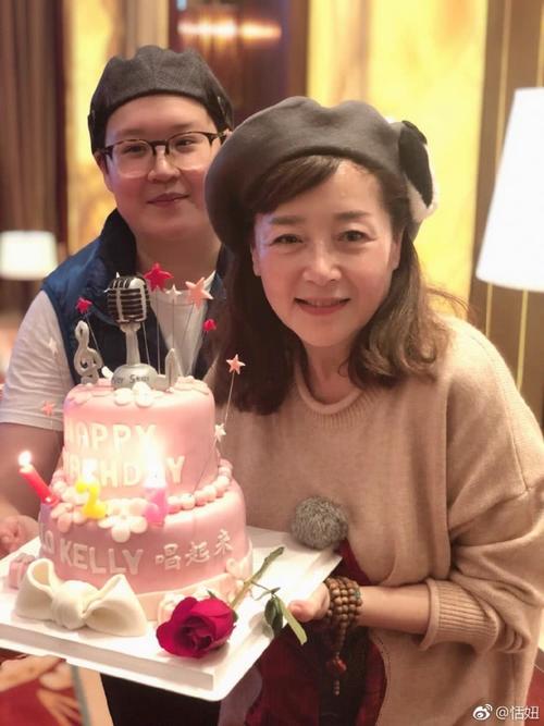 恬妞经历过两次失败的婚姻,此后女儿朱宇丰也与她相依为命