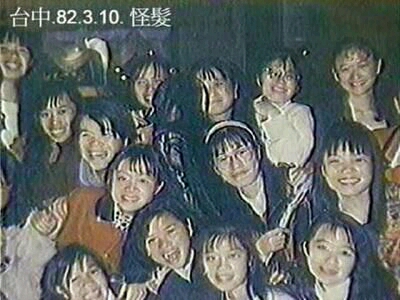 这是台湾某学校的毕业照,中间黑黑恐怖的一团是什么东西?
