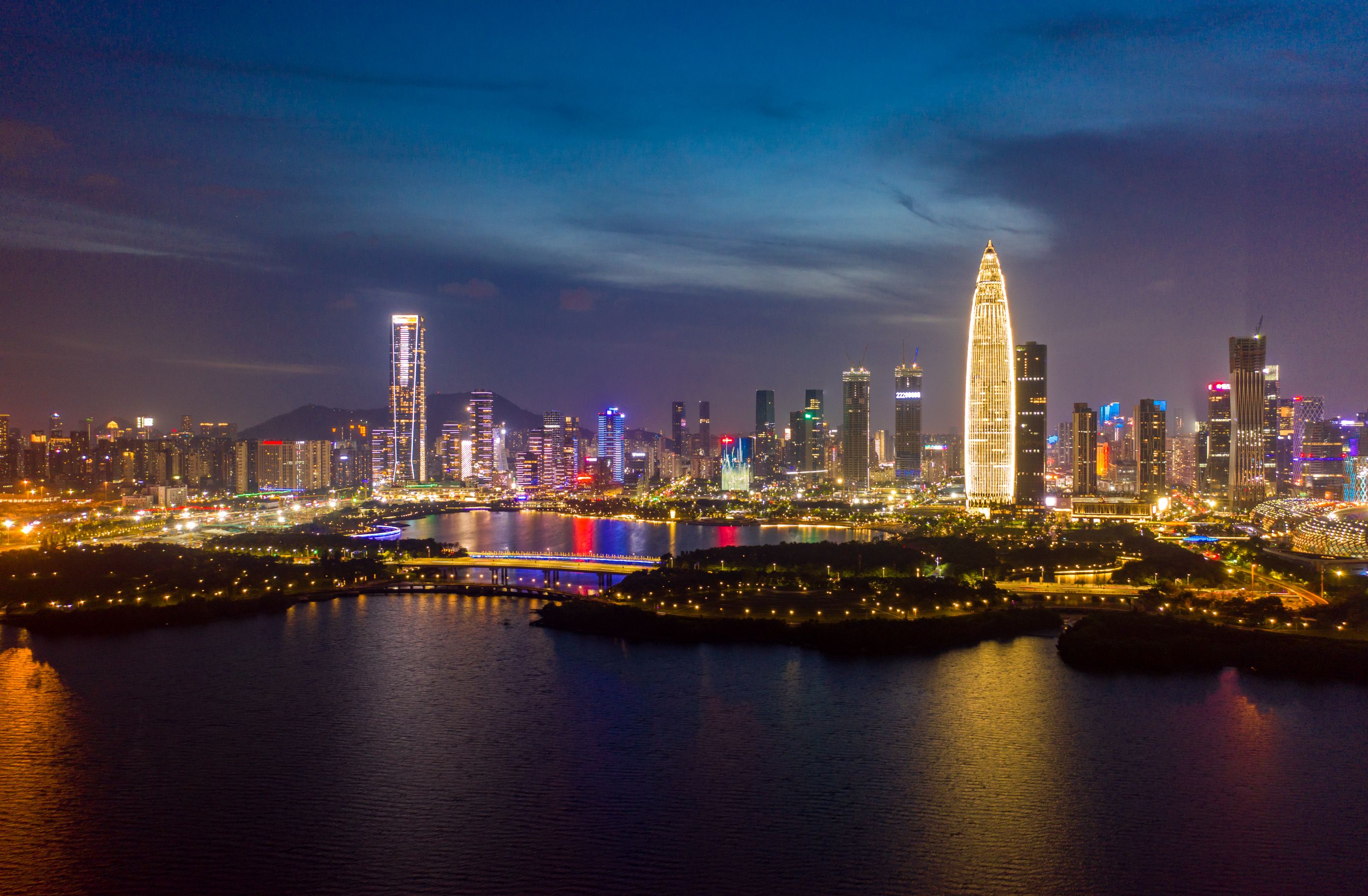 航拍夜晚时分的深圳湾,人才公园,体育中心,华润大厦夜景风光.