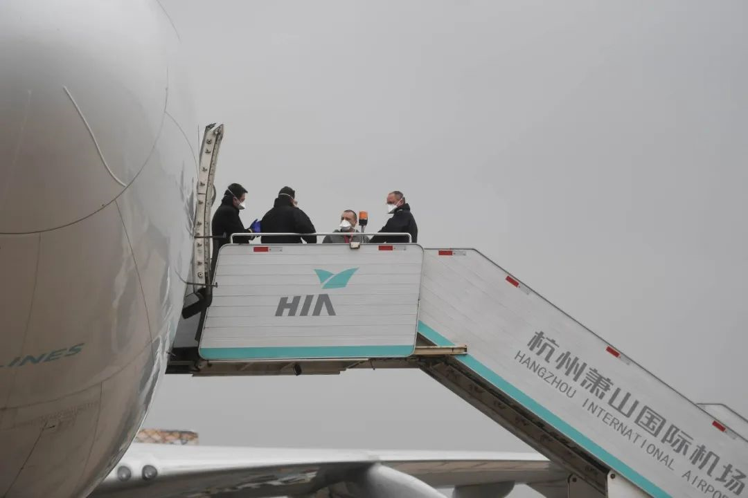 3月13日,一架来自比利时的国际货运飞机机组人员在杭州萧山国际机场